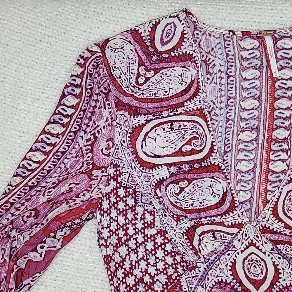 Free People Wild & Free Long Sleeve VNeck Cropped Paisley Print Blouse Red/White